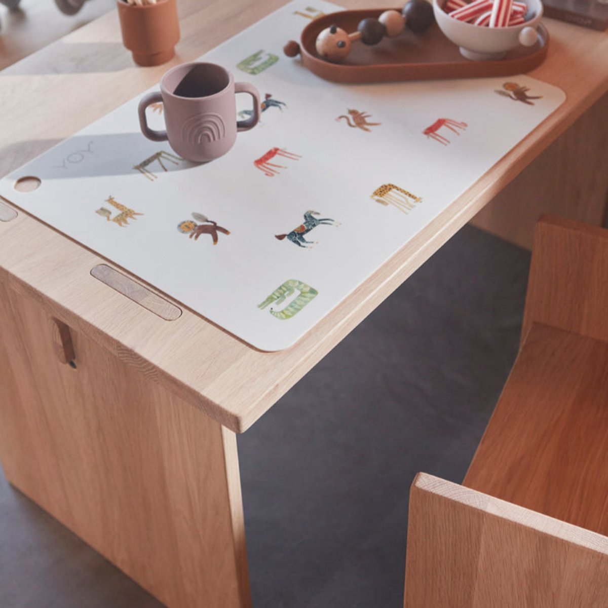 De arca tafel in de kleur naturel van OYOY MINI is speciaal ontworpen voor kinderen en combineert duurzaamheid met functionaliteit. Het tijdloze design is geïnspireerd op de kindertijd en past perfect in een kinder- of speelkamer.  VanZus