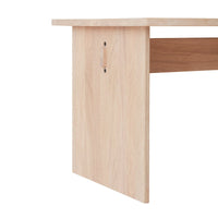 De arca tafel in de kleur naturel van OYOY MINI is speciaal ontworpen voor kinderen en combineert duurzaamheid met functionaliteit. Het tijdloze design is geïnspireerd op de kindertijd en past perfect in een kinder- of speelkamer.  VanZus