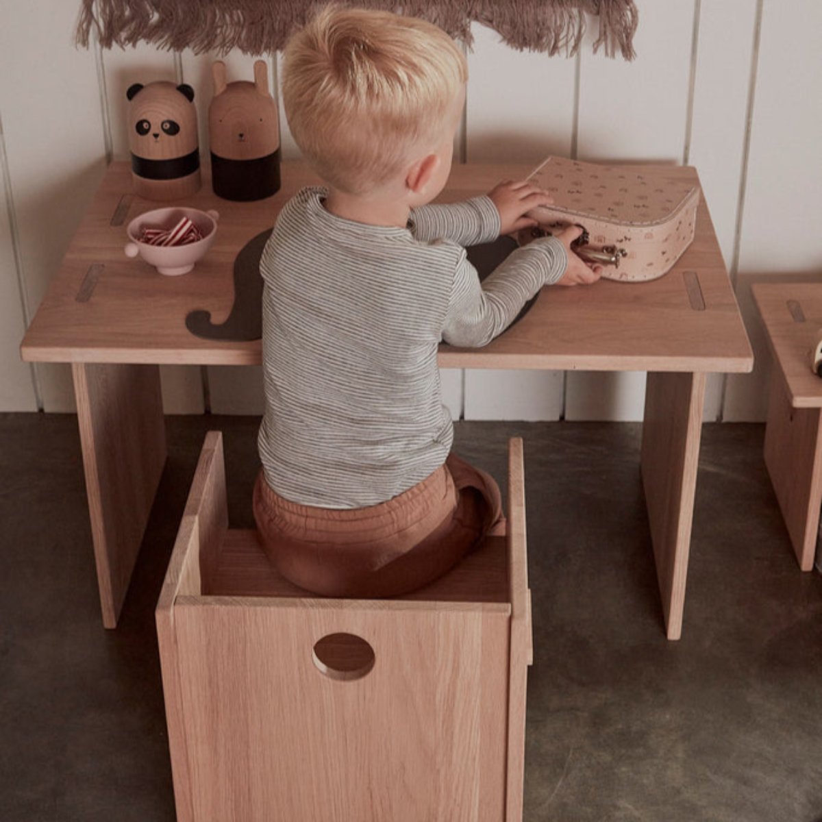 De arca tafel in de kleur naturel van OYOY MINI is speciaal ontworpen voor kinderen en combineert duurzaamheid met functionaliteit. Het tijdloze design is geïnspireerd op de kindertijd en past perfect in een kinder- of speelkamer.  VanZus