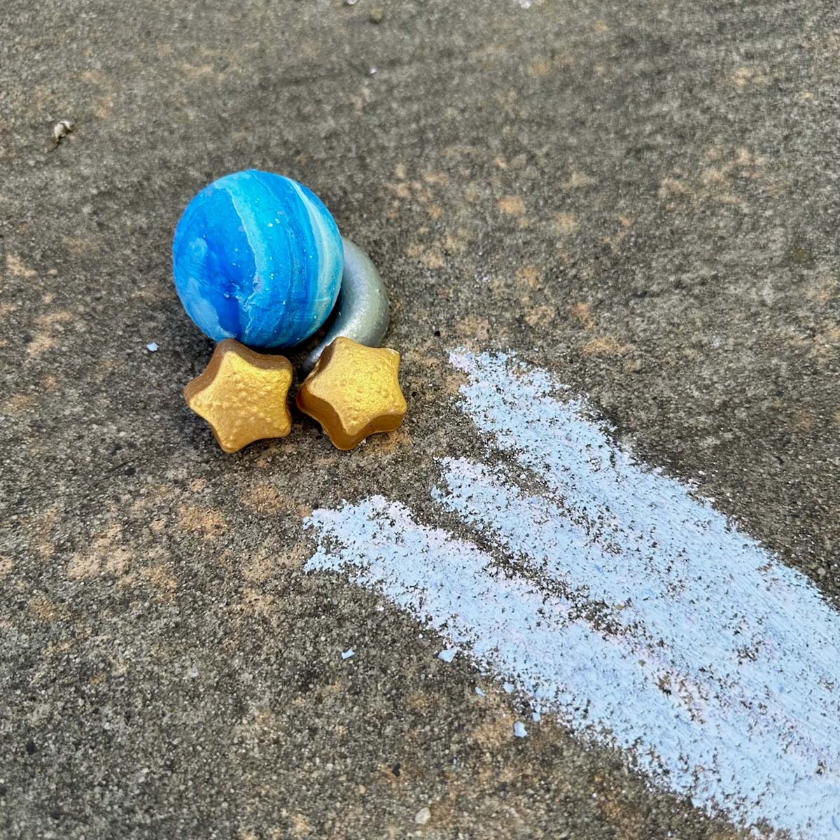 De leukste activiteit buiten: stoepkrijten met de set stoepkrijt mini galaxy van TWEE. In de kleur blauw, geïnspireerd door het heelal. Biologisch afbreekbaar, herbruikbaar en niet toxisch en plasticvrij. VanZus