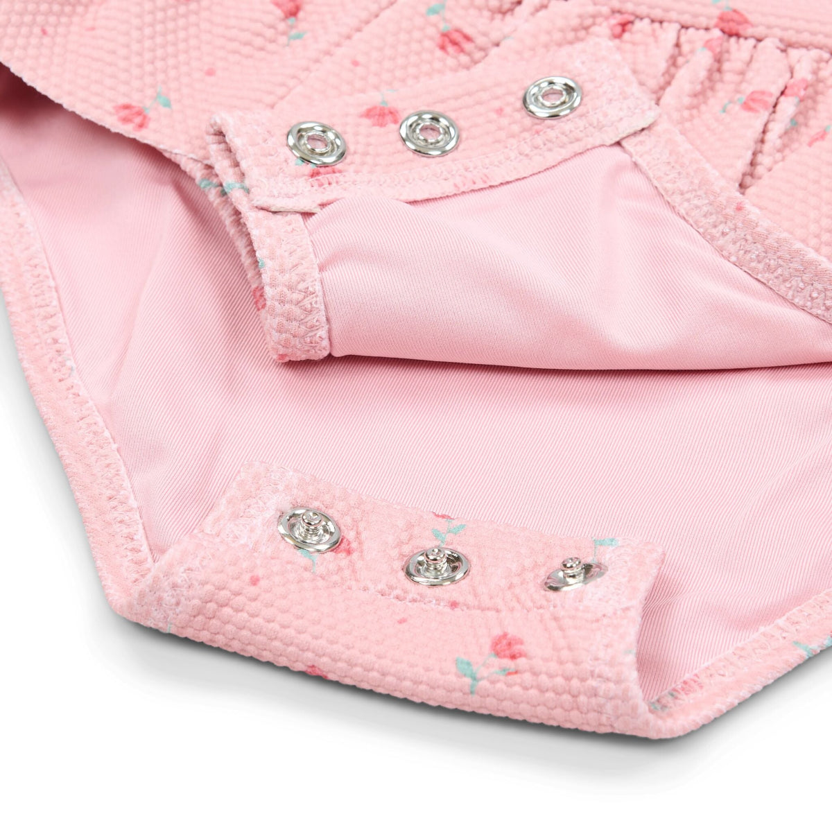 Zwemmen wordt nog leuker met dit lange mouwen badpak in de variant sunny flowers blush van het vrolijke merk Little Dutch. Dit mooie badpak ziet er niet alleen fantastisch uit, hij is ook erg praktisch. VanZus