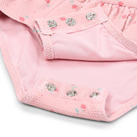 Zwemmen wordt nog leuker met dit lange mouwen badpak in de variant sunny flowers blush van het vrolijke merk Little Dutch. Dit mooie badpak ziet er niet alleen fantastisch uit, hij is ook erg praktisch. VanZus