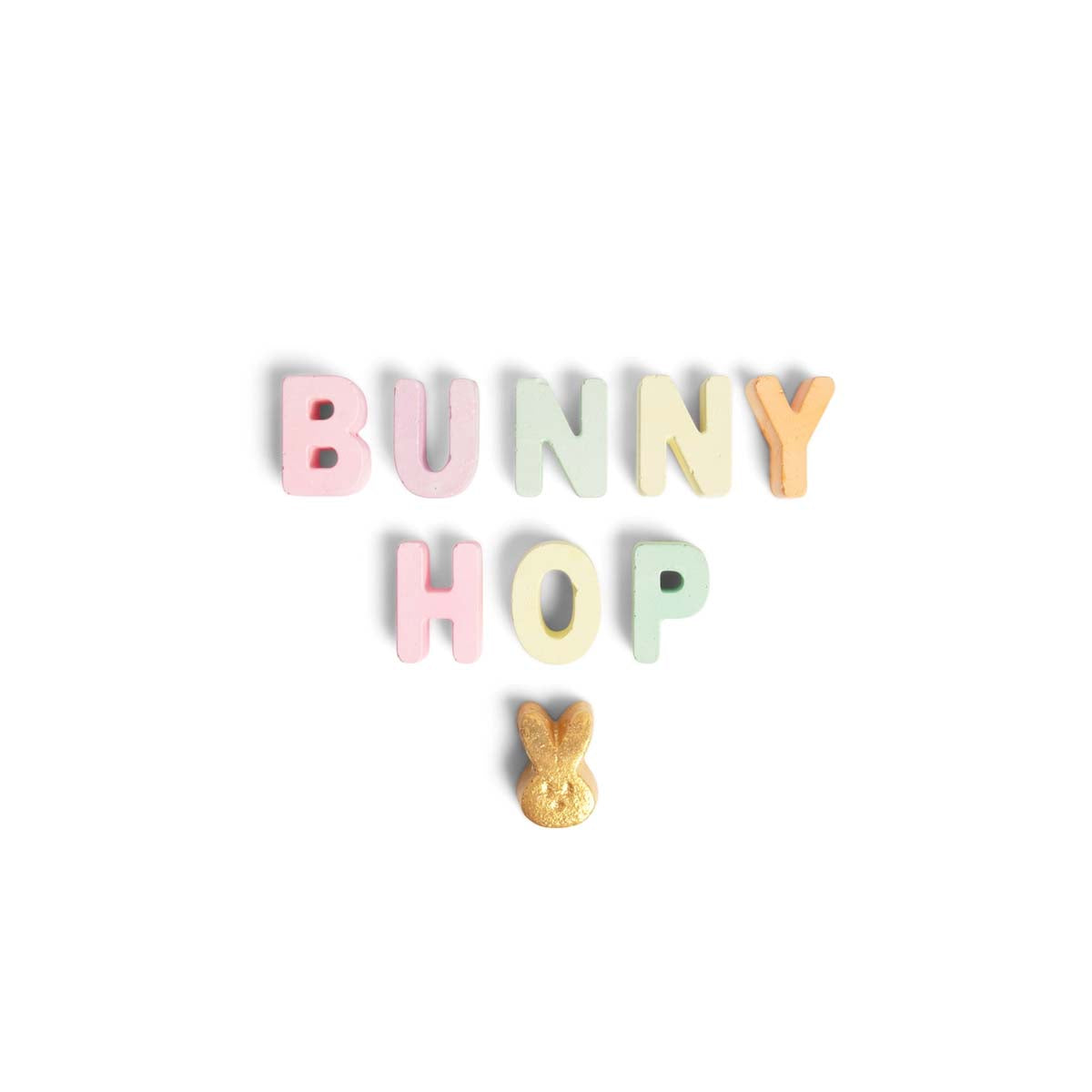 Voor creatieve kindjes: stoepkrijt bunny hop van TWEE. Een set van 8 gekleurde letters en één goudkleurig konijntje. Biologisch afbreekbaar, herbruikbaar en niet toxisch en plasticvrij. VanZus
