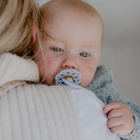 Geïnspireerd door de boho stijl: de 2-pack boheme spenen van BIBS in de variant khaki/dusty blue. De fopspeen is rond, bevordert de zuigtechniek, 100% latex en vrij van BPA en ftalaten. In diverse kleuren. VanZus