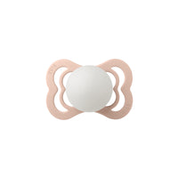 De 2-pack supreme silicone spenen in blush night/vanilla night van BIBS zijn exclusieve fopspenen met breed schild. Veilig, goede luchtcirculatie, BPA en ftalaten vrij, platte en symmetrische druppelvorm. VanZus