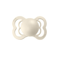 De 2-pack supreme silicone spenen in de kleur ivory/sage van BIBS zijn exclusieve fopspenen met breed schild. Veilig, goede luchtcirculatie, BPA en ftalaten vrij, platte en symmetrische druppelvorm. VanZus