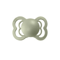 De 2-pack supreme silicone spenen in de kleur ivory/sage van BIBS zijn exclusieve fopspenen met breed schild. Veilig, goede luchtcirculatie, BPA en ftalaten vrij, platte en symmetrische druppelvorm. VanZus