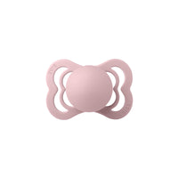 De 2-pack supreme silicone spenen in de kleuren pink plum/peach van BIBS zijn exclusieve fopspenen met breed schild. Veilig, goede luchtcirculatie, BPA en ftalaten vrij, platte en symmetrische druppelvorm. VanZus