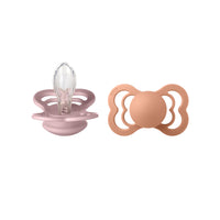 De 2-pack supreme silicone spenen in de kleuren pink plum/peach van BIBS zijn exclusieve fopspenen met breed schild. Veilig, goede luchtcirculatie, BPA en ftalaten vrij, platte en symmetrische druppelvorm. VanZus