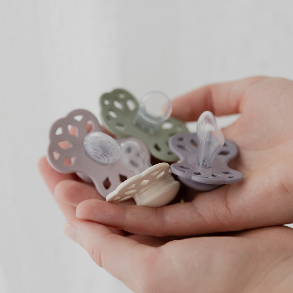 De BIBS infinity 2-pack fopspenen in de kleur blossom/dusky lilac hebben platte symmetrische spenen, gemaakt van 100% voedselveilige siliconen, 100% BPA en ftalaten vrij. Elegant design in diverse kleuren. VanZus