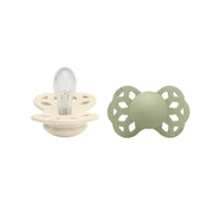 De BIBS infinity 2-pack fopspenen in de kleur ivory/sage hebben platte symmetrische spenen, gemaakt van 100% voedselveilige siliconen, 100% BPA en ftalaten vrij. Elegant design in diverse kleuren. VanZus