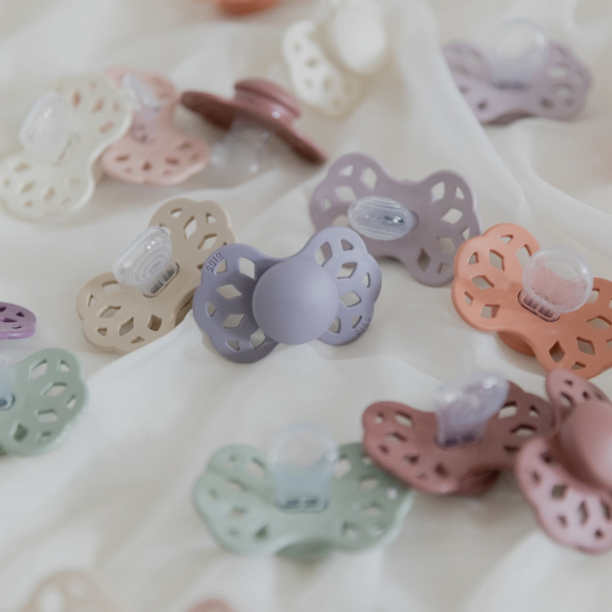 Ontdek de BIBS spenen infinity in ivory en blush. Anatomisch ontwerp bootst moederborst na voor soepele overgang. Gemaakt van hoogwaardig, BPA-vrij materiaal voor veilige zuigervaring. Vanaf 0-12 maanden. VanZus