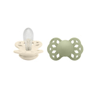 De BIBS infinity 2-pack fopspenen in de kleur ivory/sage hebben platte symmetrische spenen, gemaakt van 100% voedselveilige siliconen, 100% BPA en ftalaten vrij. Elegant design in diverse kleuren. VanZus