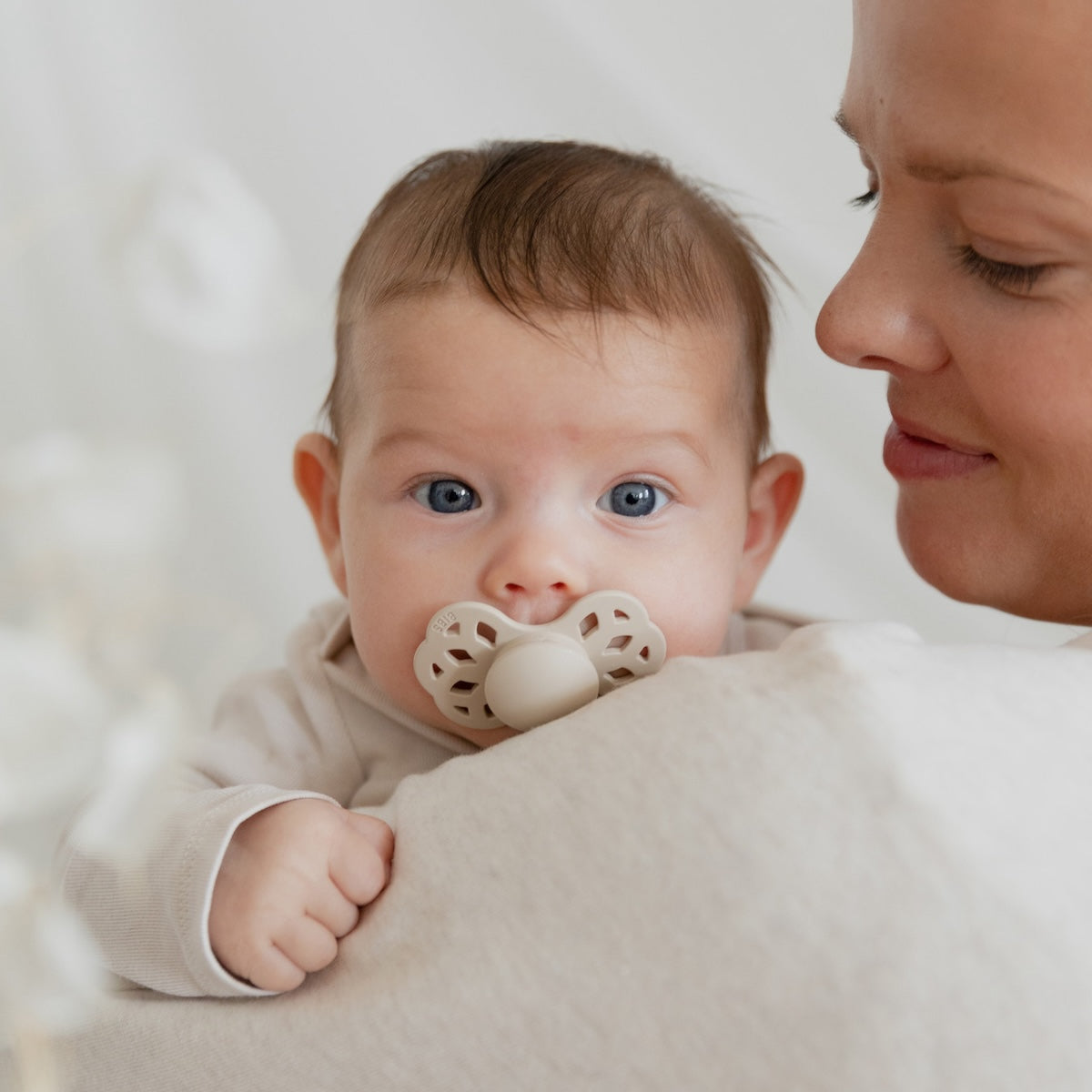 Geef je baby het ultieme comfort met de BIBS spenen anatomisch infinity in de stijlvolle kleuren vanilla en peach. VanZus