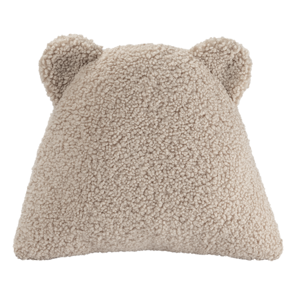 Het Wigiwama bear kussen biscuit is het perfecte accessoire voor op de kamer van je kindje. Dit kussen is niet alleen heerlijk zacht maar ziet er ook super leuk uit. Het kussen heeft namelijk twee oortjes en lijkt daardoor net op een berenkopje. VanZus