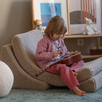 De Wigiwama moon stoel biscuit is een heerlijke plek voor je kleintje om even tot rust te komen. Deze maanvormige stoel is heerlijk zacht en zit super comfortabel. Een boek en snack erbij en je kindje kan lekker relaxen. VanZus