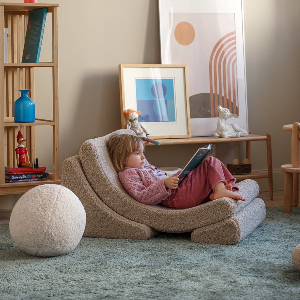 De Wigiwama moon stoel biscuit is een heerlijke plek voor je kleintje om even tot rust te komen. Deze maanvormige stoel is heerlijk zacht en zit super comfortabel. Een boek en snack erbij en je kindje kan lekker relaxen. VanZus