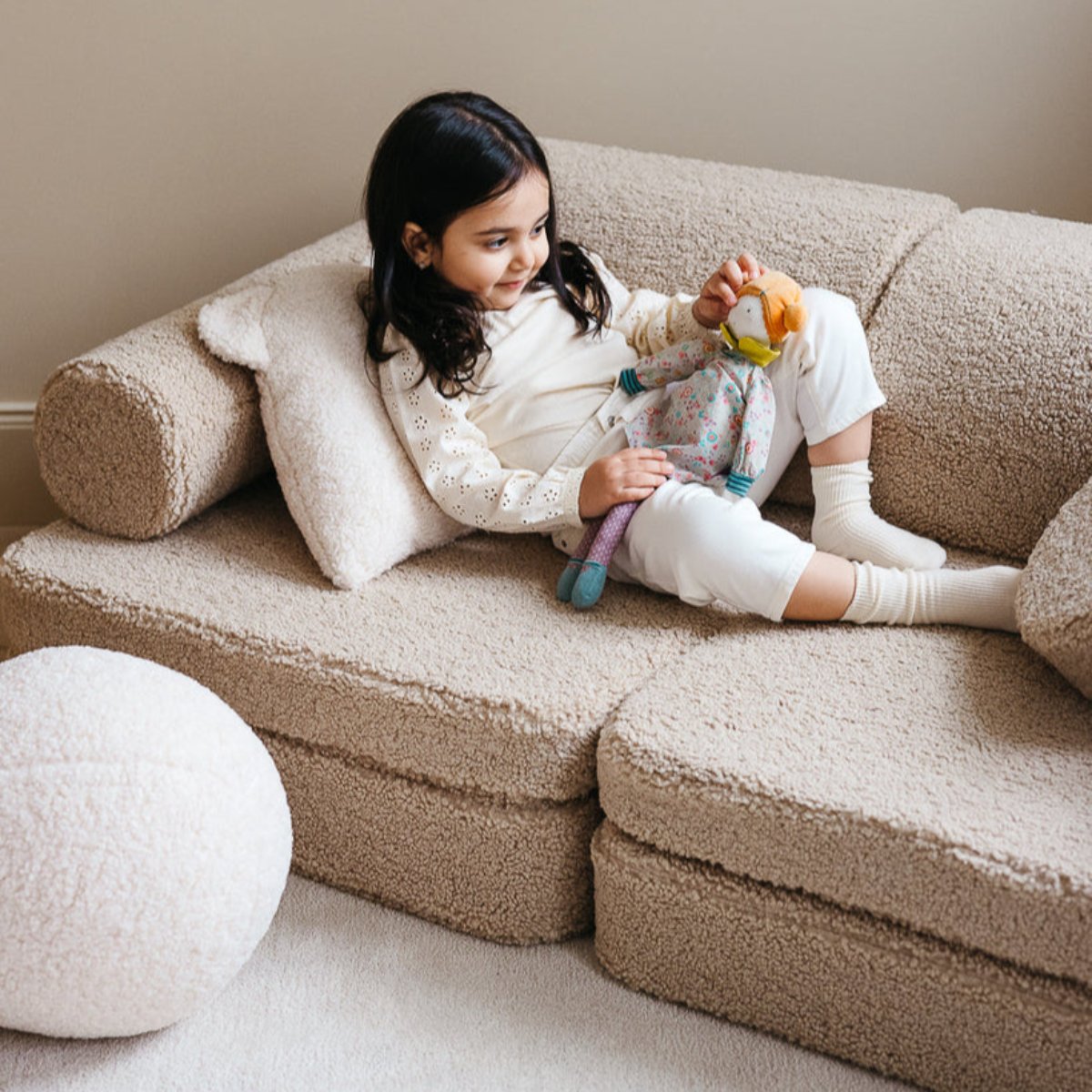 De Wigiwama settee bank biscuit is de perfecte toevoeging aan een speelkamer of slaapkamer voor je kindje. Deze dynamische teddy bank bestaat uit losse onderdelen dus je kunt er van alles mee doen. VanZus