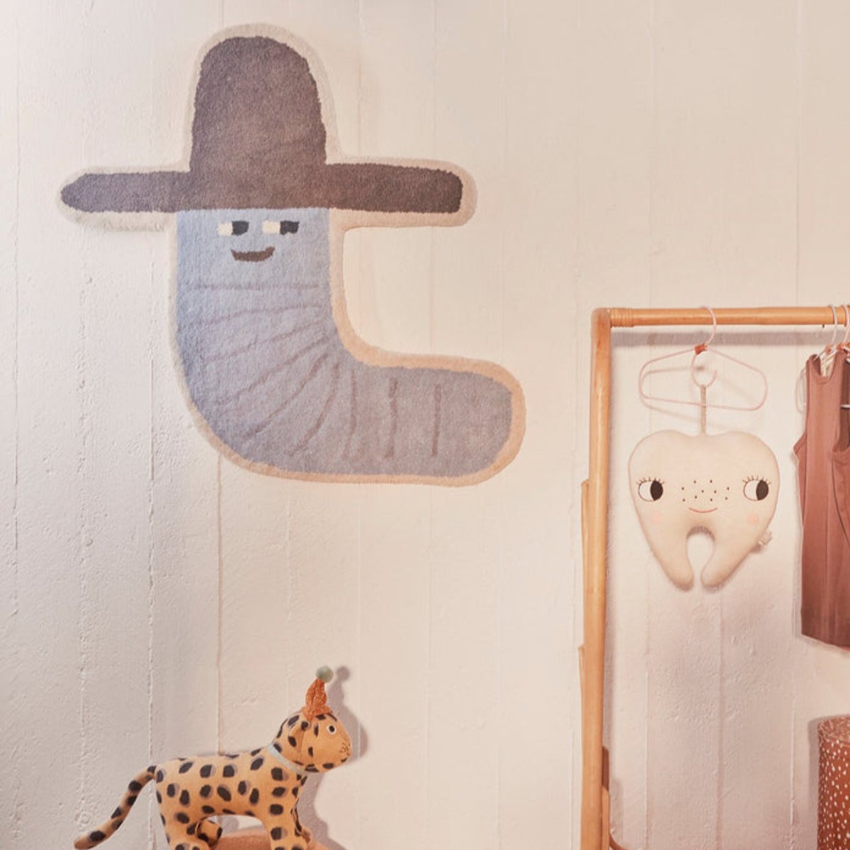 Houd de kleine voetjes warm met het getufte vloerkleed Calle de cowboy van OYOY MINI. Het vloerkleed van wol met katoen is heerlijk zacht en ziet er heel schattig uit. Zo kleed je kinderkamer eenvoudig aan! Het tapijt is heerlijk zacht en heeft een fijne lichtblauwe kleur.