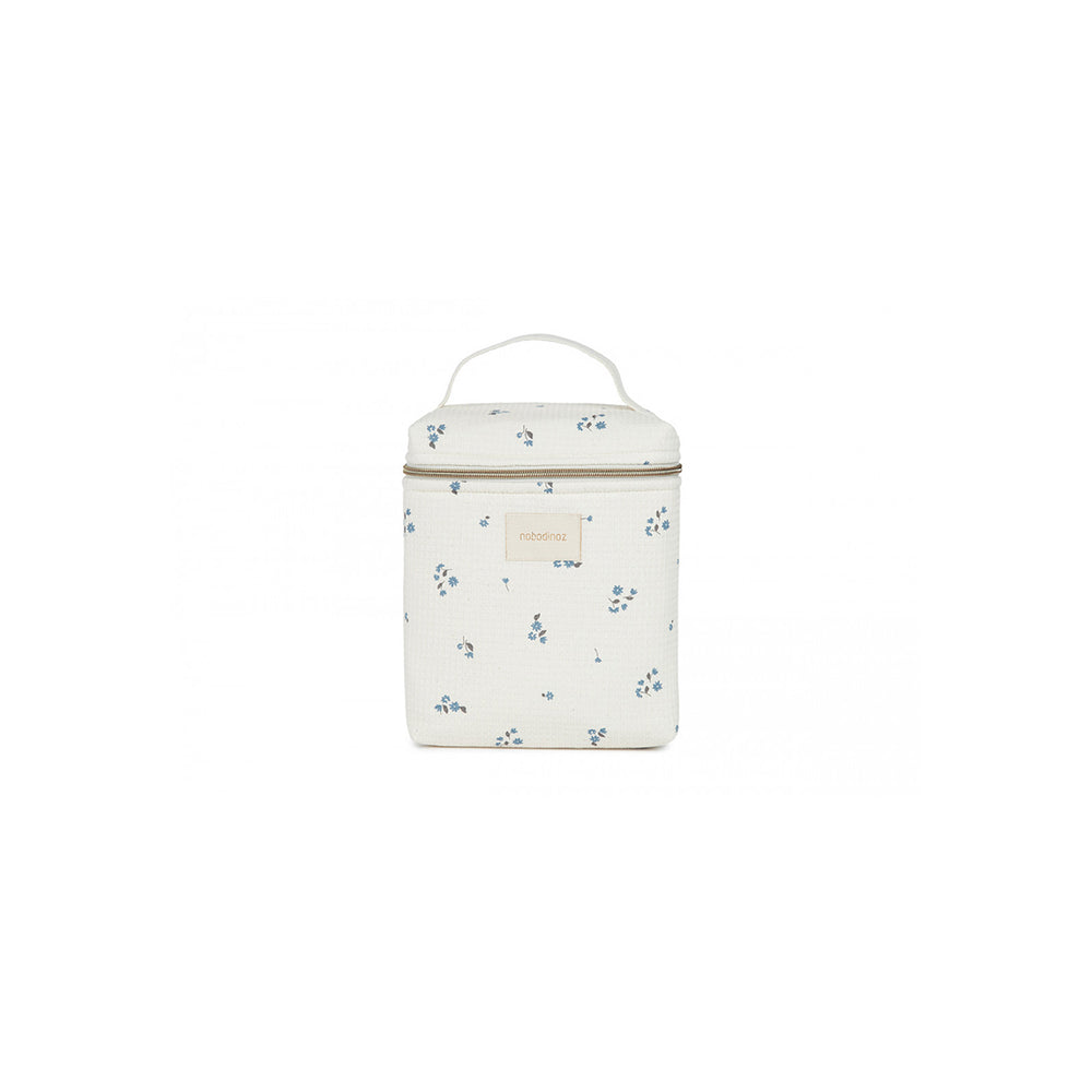 Met deze nieuwe must-have van Nobodinoz, de Concerto lunchtas lily blue, is eten onderweg met je kinderen een fluitje van een cent. De hippe koeltas zorgt ervoor dat alles op temperatuur blijft: van borstvoeding of babymelk tot een heerlijke lunch voor jezelf. VanZus