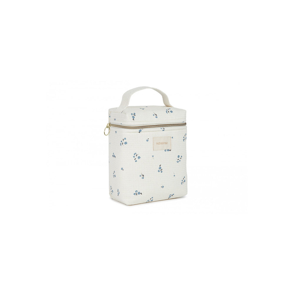 Met deze nieuwe must-have van Nobodinoz, de Concerto lunchtas lily blue, is eten onderweg met je kinderen een fluitje van een cent. De hippe koeltas zorgt ervoor dat alles op temperatuur blijft: van borstvoeding of babymelk tot een heerlijke lunch voor jezelf. VanZus