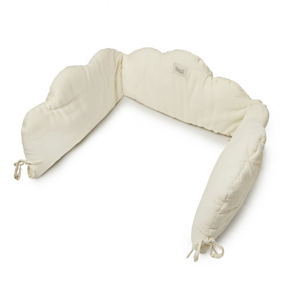 De bedpumber little cloud in ivory powder van Babyshower is perfect voor actieve slapers! Voorkom dat je kindje zich bezeerd en zorg voor een knus hoekje. Een zachte, veilige en stijlvolle bedomrander. VanZus