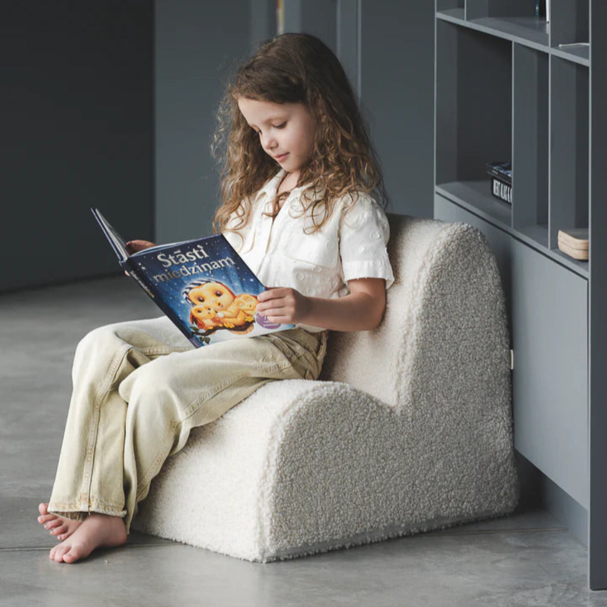 Ooh, de Wigiwama cloud stoel cream white is toch een geweldige relax stoel voor jouw kindje?! Deze stoel lijkt op een pluizige wolk en is dus super uitnodigend voor kinderen om op te gaan zitten. VanZus.