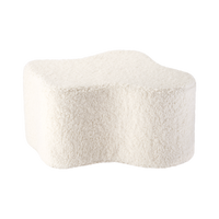 De Wigiwama wolk poef cream white is een heerlijke poef in teddystof voor in de woonkamer of de slaapkamer van je kindje. De poef heeft de vorm van een wolk en zal daardoor leuk staan in elk interieur. VanZus