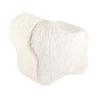 De Wigiwama wolk poef cream white is een heerlijke poef in teddystof voor in de woonkamer of de slaapkamer van je kindje. De poef heeft de vorm van een wolk en zal daardoor leuk staan in elk interieur. VanZus