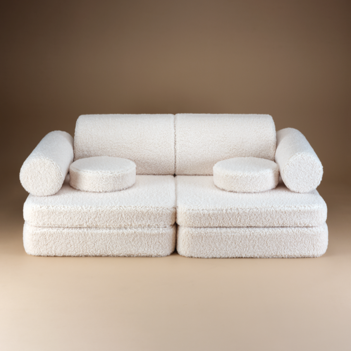 De Wigiwama settee bank cream white is de perfecte toevoeging aan een speelkamer of slaapkamer voor je kindje. Deze dynamische teddy bank bestaat uit losse onderdelen dus je kunt er van alles mee doen. VanZus