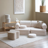 De Wigiwama settee bank cream white is de perfecte toevoeging aan een speelkamer of slaapkamer voor je kindje. Deze dynamische teddy bank bestaat uit losse onderdelen dus je kunt er van alles mee doen. VanZus