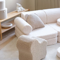 De Wigiwama settee bank cream white is de perfecte toevoeging aan een speelkamer of slaapkamer voor je kindje. Deze dynamische teddy bank bestaat uit losse onderdelen dus je kunt er van alles mee doen. VanZus