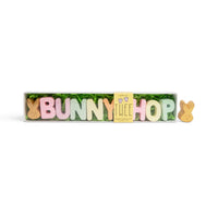 Voor creatieve kindjes: stoepkrijt bunny hop van TWEE. Een set van 8 gekleurde letters en één goudkleurig konijntje. Biologisch afbreekbaar, herbruikbaar en niet toxisch en plasticvrij. VanZus