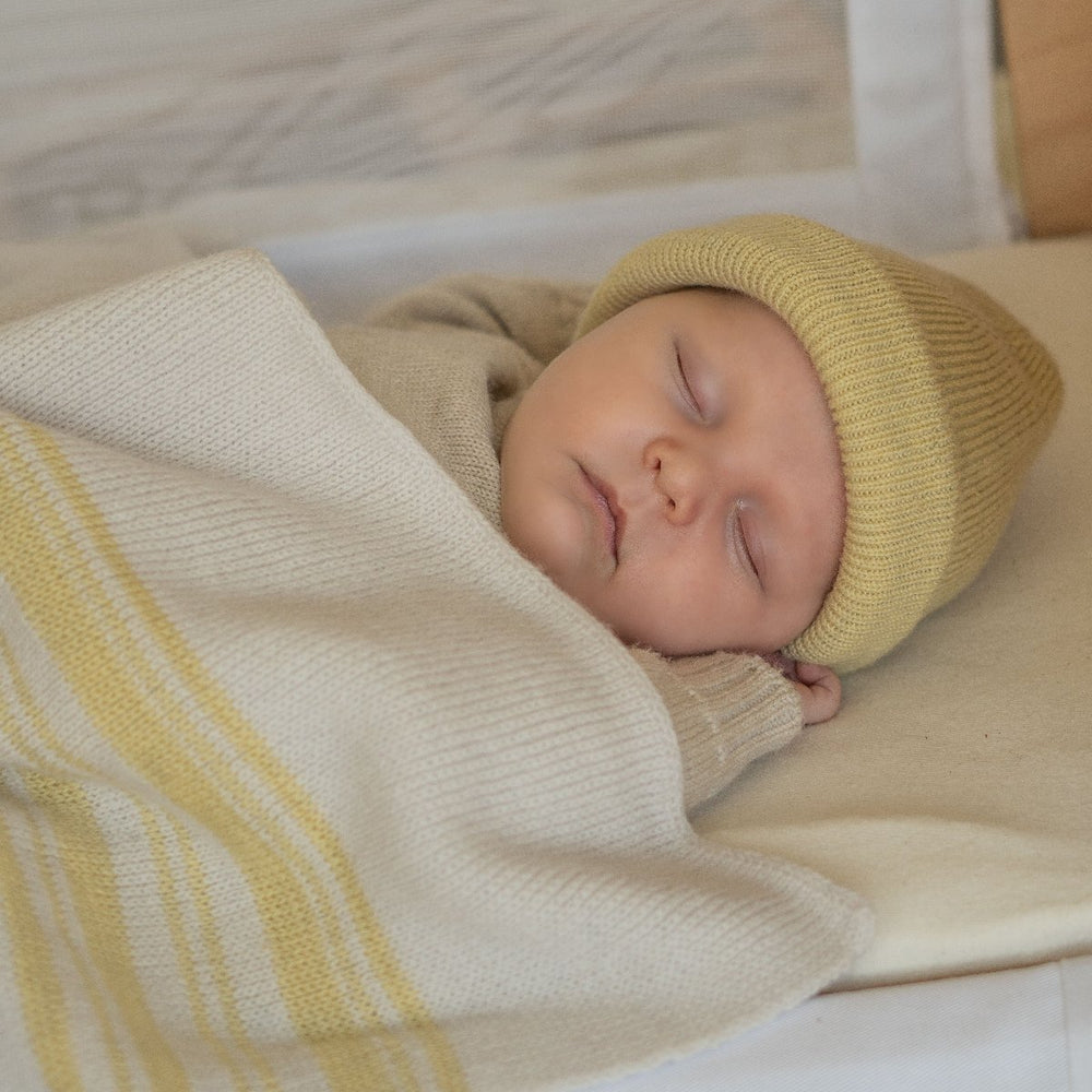 Onmisbaar in de kast van jouw pasgeboren baby: newborn muts fonzie in light yellow van Hvid. Gemaakt van merinowol, heerlijk zacht en warm. Met een mooie pasvorm. In verschillende hippe kleuren. VanZus