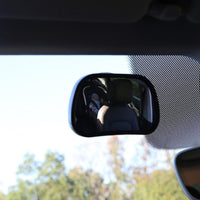 Met de 2 in 1 autospiegel van Ding kun je je kleintje goed in de gaten houden en hoef je nooit meer achterom te kijken tijdens het autorijden. De 2 in 1 autospiegel is op twee manieren te bevestigen. 