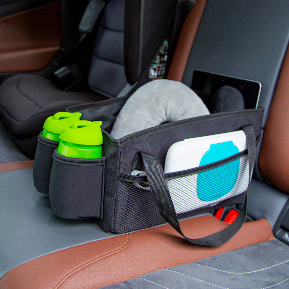 De auto organizer van Ding past perfect tussen twee kinderautostoeltjes in! De organizer is door middel van de lussen gemakkelijk vast te zetten in de auto, maar ook weer los te maken waardoor je de organizer ook mee de auto uit kunt nemen. VanZus