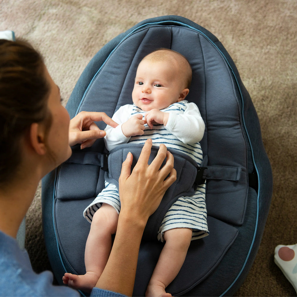 De Doomoo Seat'n Swing zitzak blauw is een veelzijdig product waarin je kindje kan relaxen vanaf de geboorte totdat hij of zij 25 kilo weegt. VanZus.