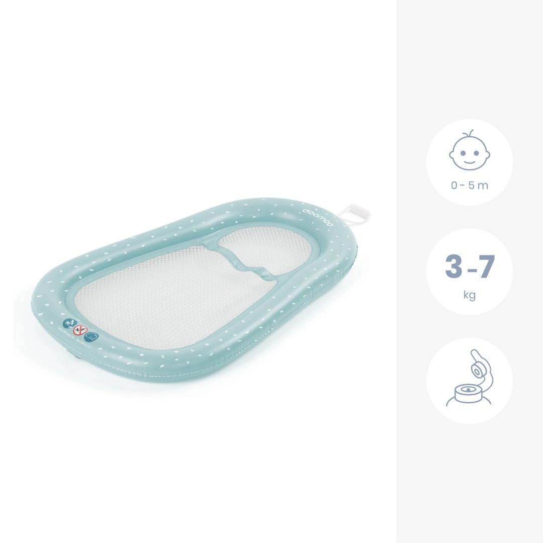 Het Doomoo Easy Bath badmatras is een ideaal hulpmiddel voor bij de baddertijd van je kleine. Dit drijvende badmatras is fijn voor zowel jou als je baby en is heel makkelijk in gebruik. VanZus.