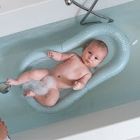 Het Doomoo Easy Bath badmatras is een ideaal hulpmiddel voor bij de baddertijd van je kleine. Dit drijvende badmatras is fijn voor zowel jou als je baby en is heel makkelijk in gebruik. VanZus.