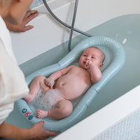 Het Doomoo Easy Bath badmatras is een ideaal hulpmiddel voor bij de baddertijd van je kleine. Dit drijvende badmatras is fijn voor zowel jou als je baby en is heel makkelijk in gebruik. VanZus.