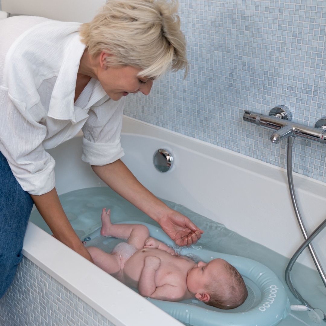 Het Doomoo Easy Bath badmatras is een ideaal hulpmiddel voor bij de baddertijd van je kleine. Dit drijvende badmatras is fijn voor zowel jou als je baby en is heel makkelijk in gebruik. VanZus.