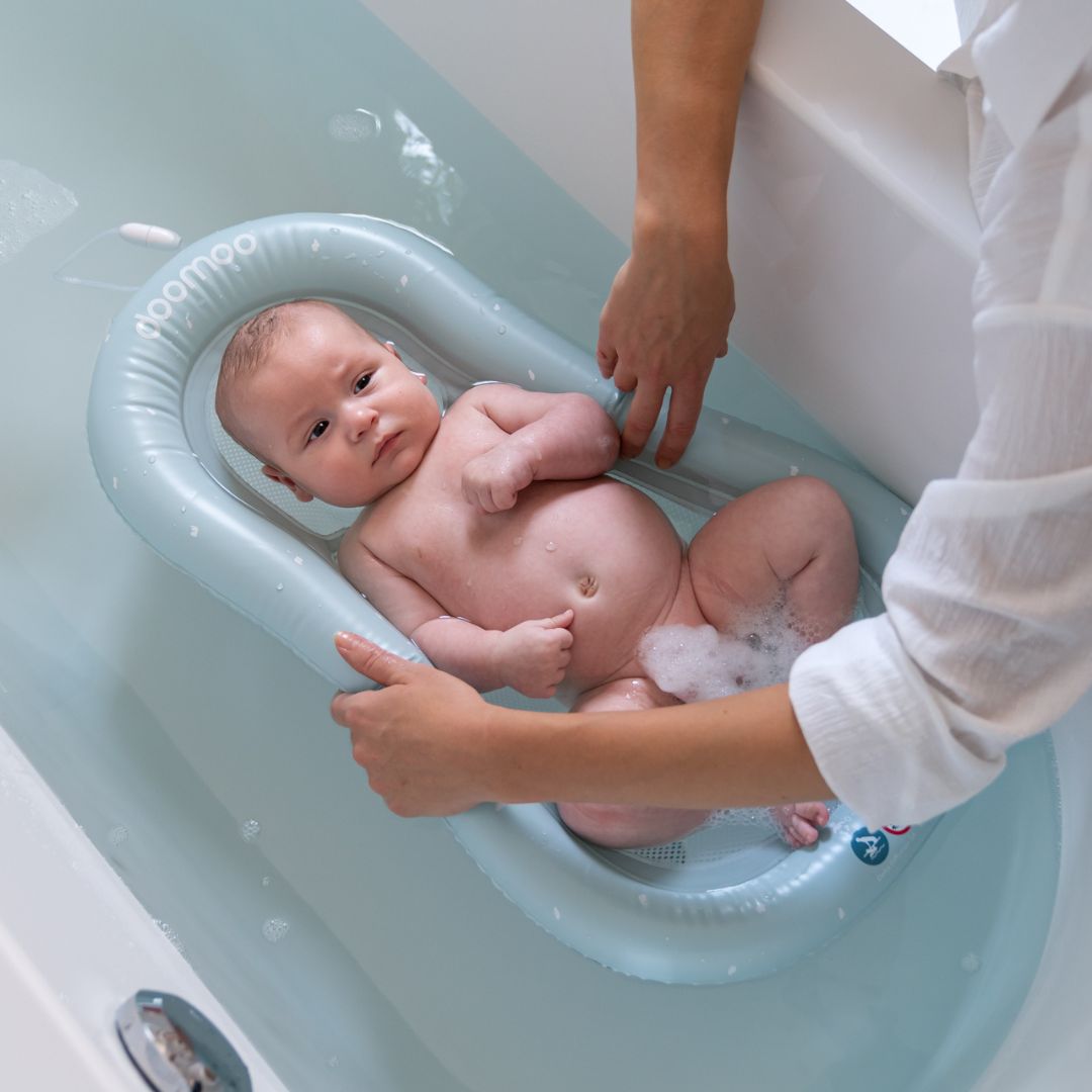 Het Doomoo Easy Bath badmatras is een ideaal hulpmiddel voor bij de baddertijd van je kleine. Dit drijvende badmatras is fijn voor zowel jou als je baby en is heel makkelijk in gebruik. VanZus.