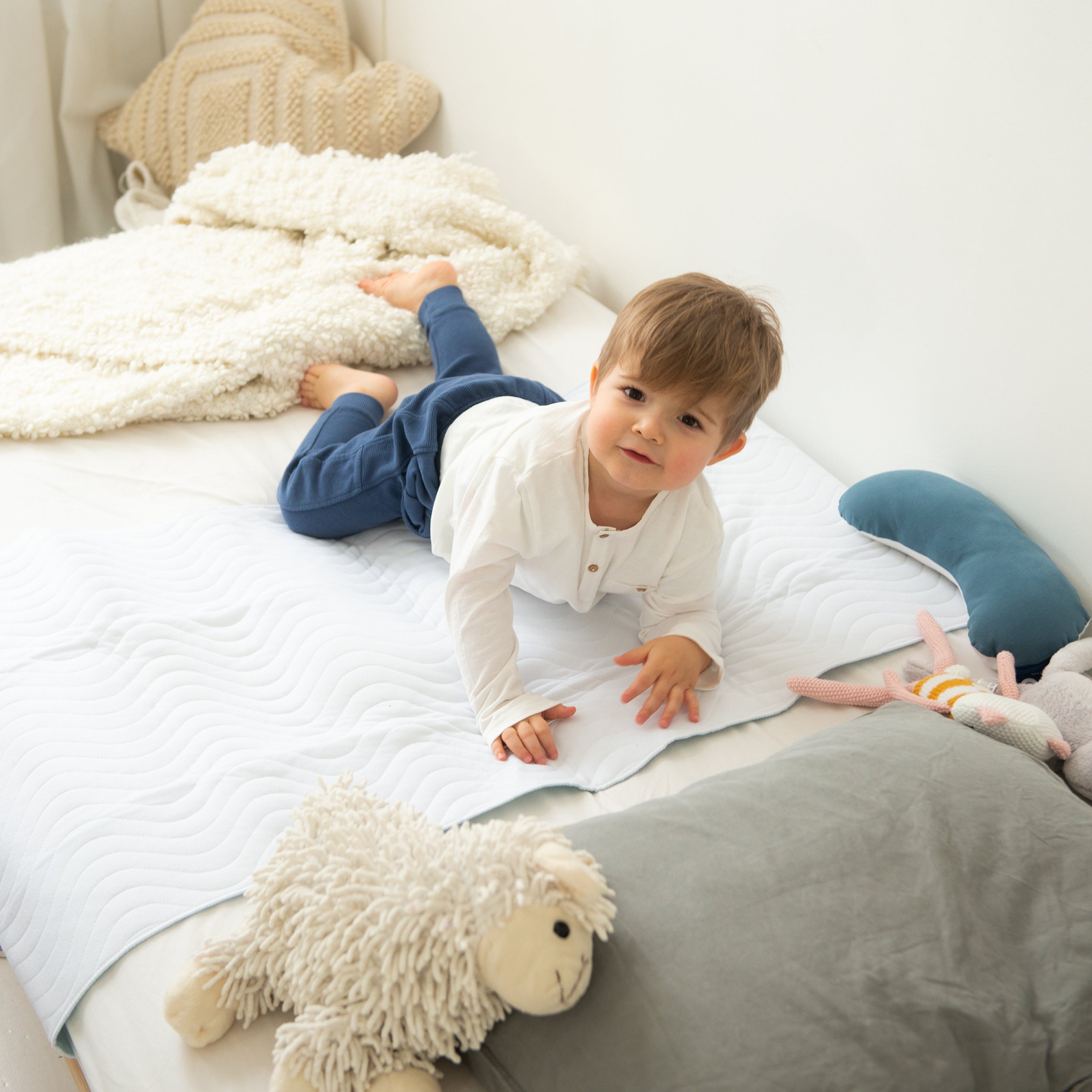 De Doomoo Absoplus molton is super absorberend en beschermt de lakens of het matras van jouw kleintje tegen vocht. Ideaal dus voor een baby met reflux of wanneer je kindje aan het oefenen is met zindelijkheid. VanZus.