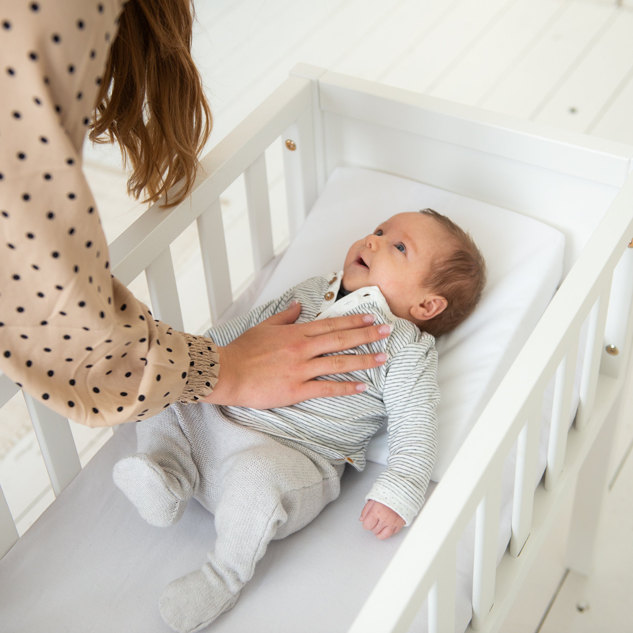 Het Doomoo Rest Easy wigkussen small is een ideaal hulpmiddel om ervoor te zorgen dat je baby met het bovenlichaam iets hoger ligt. Ideaal voor wanneer je kleine bijvoorbeeld last heeft van reflux. VanZus.