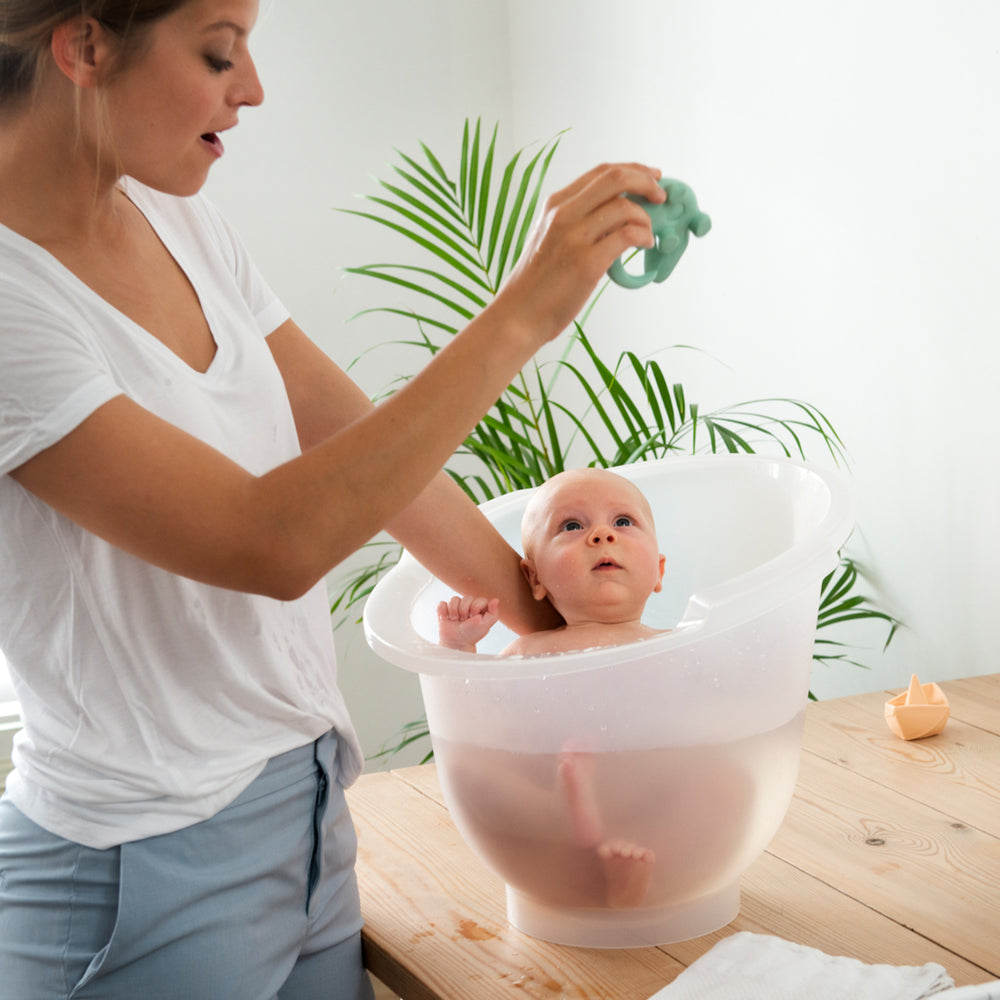 De Doomoo shantala blanc zorgt ervoor dat baddertijd voor jouw kleine baby een feestje is. De Doomoo shantala geeft je kleine geborgenheid en een veilig gevoel, net als mama's buik. VanZus.