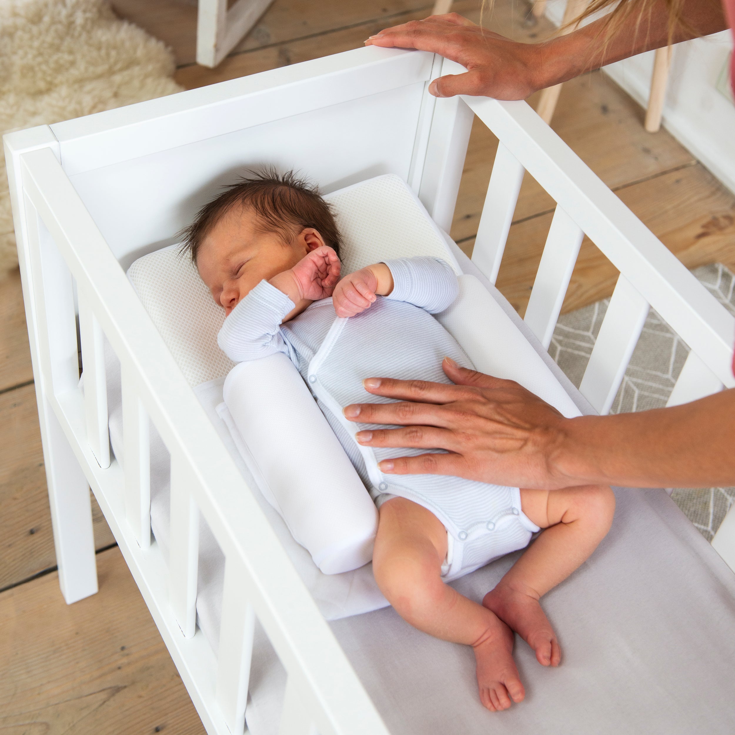 Het Doomoo Supreme Sleep Small babynestje is een rugligkussen dat ervoor zorgt dat je kleine baby veilig en gezond kan slapen. Heel handig dus, want als er iets is dat baby's veel nodig hebben dan is het slaap. VanZus.