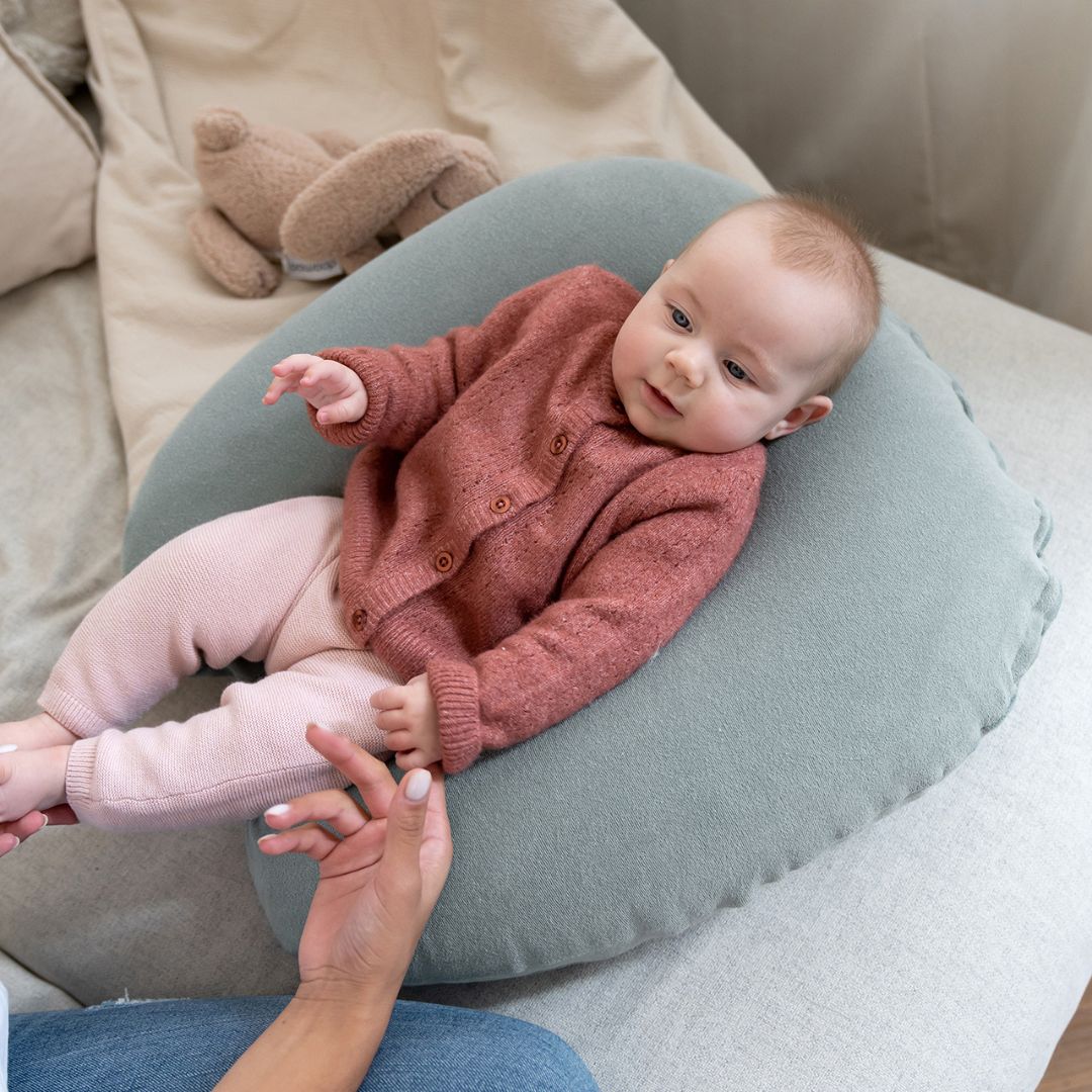 Het Doomoo Nursing Air voedingskussen green is een klein en compact voedingskussen dat je overal mee naartoe kunt nemen. Het geeft je steun wanneer je je baby borstvoeding of flesvoeding geeft. VanZus.