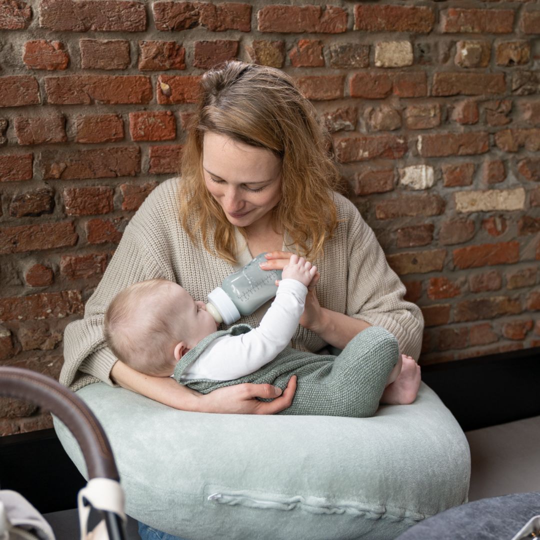 Het Doomoo Nursing Air voedingskussen green is een klein en compact voedingskussen dat je overal mee naartoe kunt nemen. Het geeft je steun wanneer je je baby borstvoeding of flesvoeding geeft. VanZus.