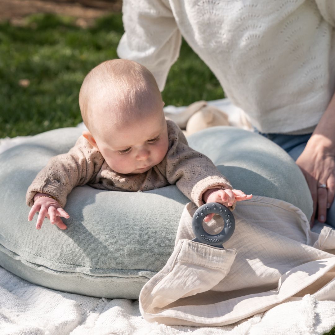 Het Doomoo Nursing Air voedingskussen green is een klein en compact voedingskussen dat je overal mee naartoe kunt nemen. Het geeft je steun wanneer je je baby borstvoeding of flesvoeding geeft. VanZus.