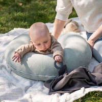 Het Doomoo Nursing Air voedingskussen green is een klein en compact voedingskussen dat je overal mee naartoe kunt nemen. Het geeft je steun wanneer je je baby borstvoeding of flesvoeding geeft. VanZus.